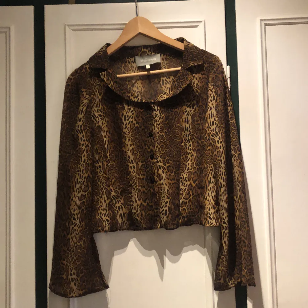 Genomskinlig leopardskjorta vintage . Blusar.