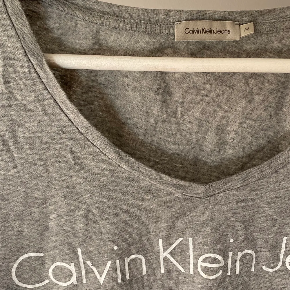 V-ringad t-shirt med tryck från Calvin Klein i storlek m men passar även XS/S om man vill ha en mer oversize fit. Använd väldigt sparsamt så tröjan är i mycket gott skick. Nypris ca 500 kr. T-shirts.