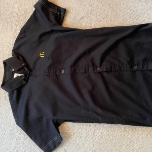 McDonalds skjorta  - Äkta McDonalds skjorta som är i väldigt bra skick, endast använd under en kortare period Den är stor i storleken så passar även M