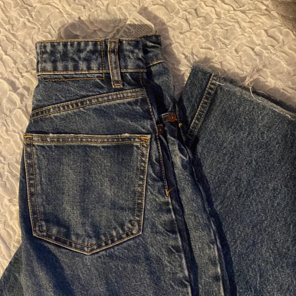 Jätte fina zara jeans som tyvärr inte kommer till användning längre. Jeansen är klippta för att passa någon som är runt 160! 💕(Dom är klippta från början) nypris: 359kr. Jeans & Byxor.