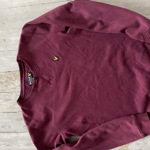 Sweatshirt i bra skick  Vinröd färg  Storlek XS/S 
