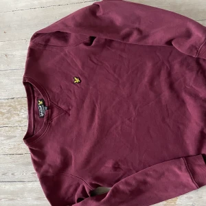 Lyle & Scott sweatshirt - Sweatshirt i bra skick  Vinröd färg  Storlek XS/S 