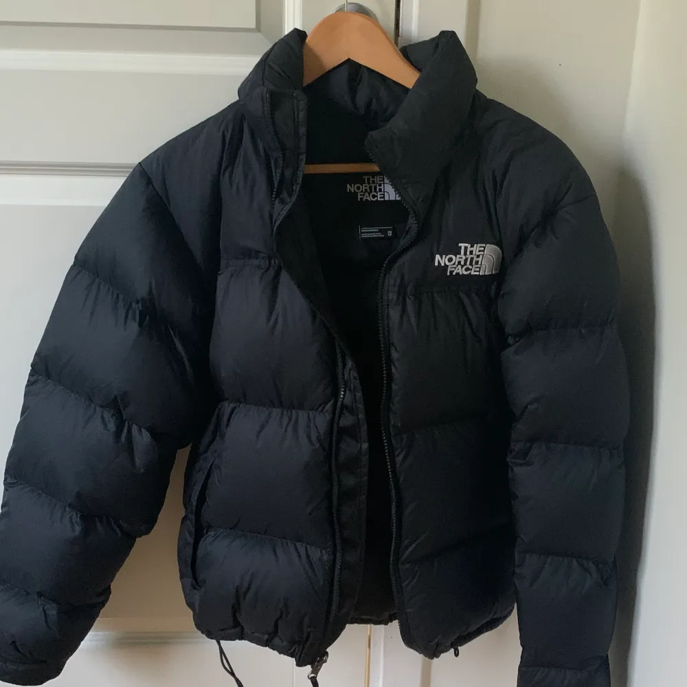 Intressekoll, tänkte eventuellt sälja min North face jacka, den är i ett jättefina skick och är som ny. Köpte den i vi vintras för lite mer än 3000kr. Det är i mansstorlek.💕. Jackor.