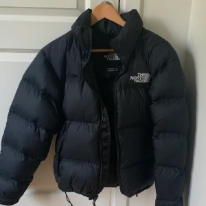 The north face jacka  - Intressekoll, tänkte eventuellt sälja min North face jacka, den är i ett jättefina skick och är som ny. Köpte den i vi vintras för lite mer än 3000kr. Det är i mansstorlek.💕