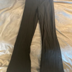 Vidgade leggings  - Vidgade svarta leggings, knappt använda.