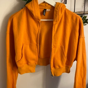 Orange kofta/munkjacka , storlek XS - Använd ca 3 gånger  30kr + frakt 