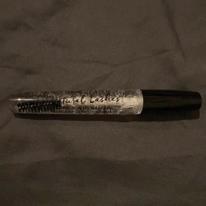 Clear mascara - Clear mascara från technic. Oanvänd jättebra skick. Kom inte till använda. Väldigt fin om du gillar Natrual lashes eller inte vill att din mascara ska synas om du har sölat!❤️
