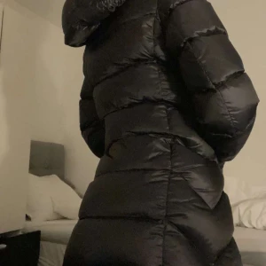 Parajumper vinterjacka Leah sheen  - Vinterjacka från parajumpers. Köpt på kidsbrandstore för 5199 förra året.