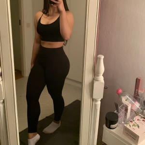 Aim’n leggings - ”Word black soft tights” från Aim’n i storlek S. Säljer då dessa inte kommer till användning längre. Bra skick men lite noppriga på vissa ställen 🤍150kr+frakt