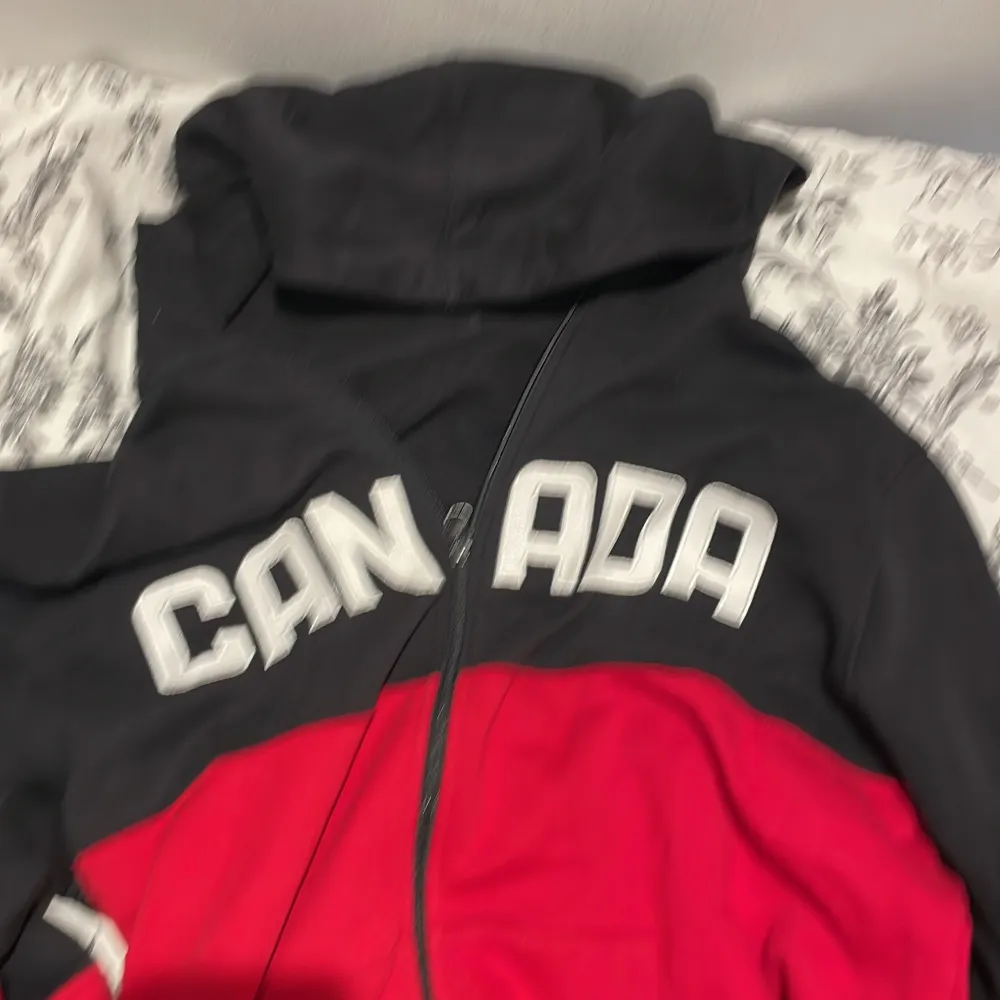 En canada hoddie från olympic köpt i arenan. Hoodies.