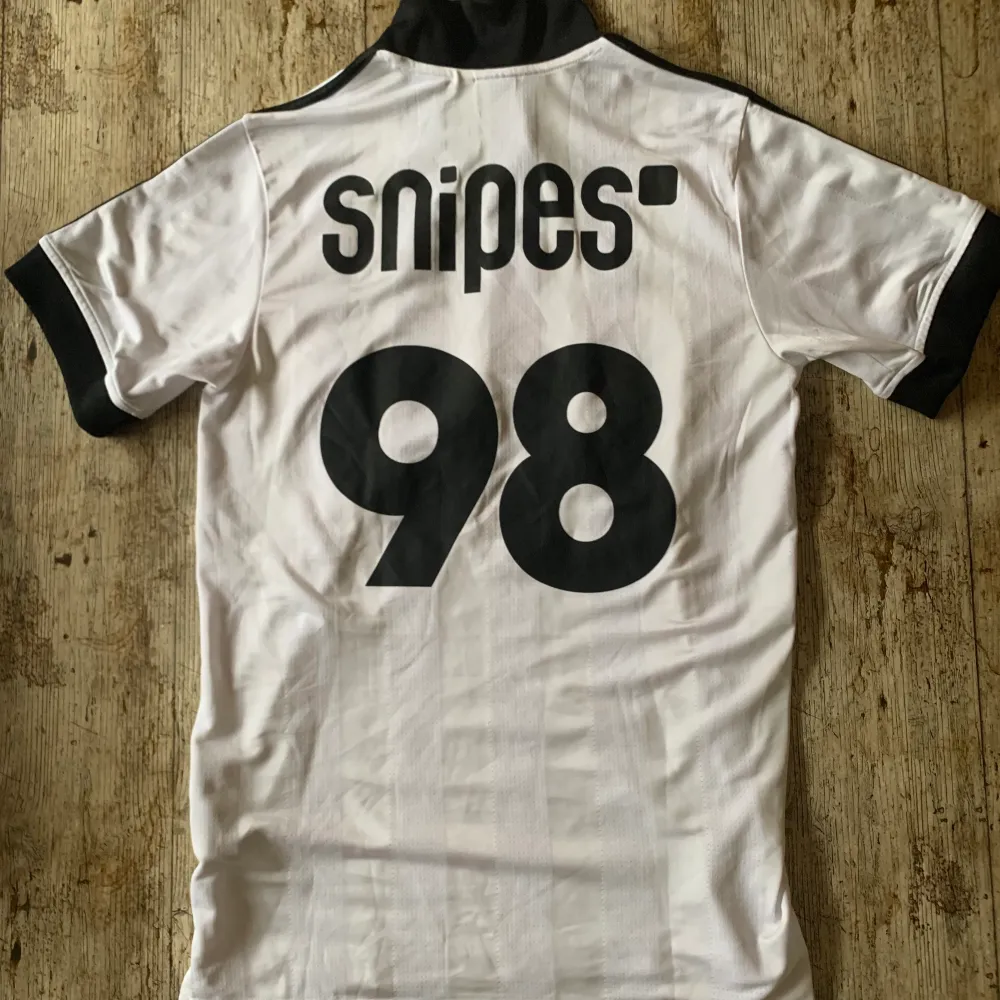 Storlek: M Skick: 9/10  Adidas originals officiell remake av Tysklands klassiska hemmatröja från EM 1988, gjord i 2016.. T-shirts.