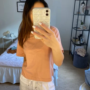 Rosa t-shirt från Ginatricot - Rosa t-shirt från Ginatricot som nästan aldrig är använd. Är i bra skick. Kan mötas upp eller frakta.