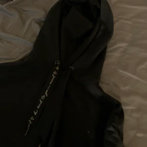 Hoodie  - Jätte mysig och fin hoodie. Jag kommer inte ihåg vart jag har köpt tröjan. Det är storlek S men jag som bär XS funkar den jätte bra för också.  Frakten är 20kr. ⚠️Budgivning måste öka med 10kr varje gång⚠️ 