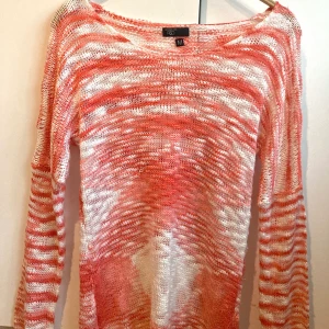 stickad klänning - Jättefin orangevit stickad klänning/tröja (brukar använda som båda) från Red Label