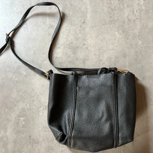 Väska från mango  - Crossover väska från mango