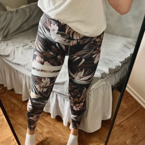 Stronger träningstights  - Asballa träningstights i superskönt material från Stronger med ficka bak! Använda fåtal gånger så mycket bra skick!🤍 Hör gärna av dig för fler bilder eller vid eventuella frågor!☺️