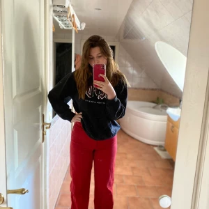 Röda jeans ifrån H&M - Ett par röda jeans ifrån H&M som blivit använda ett fåtal gånger i storlek 38. Säljer då dom tyvärr är förkorta i benen på mig nu🥲. BETALA EJ DIREKT DÅ FÅR DU INTE VARAN!, inga returer och frakt ingår inte i priset. Skriv gärna om du har några frågor☺️