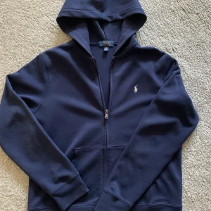 Polo Ralph lauren - Säljer min polo Ralph lauren tröja storlek 14-16 passar s eller xs mycket bra skick inga skador!