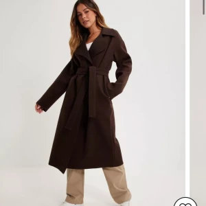 Brun kappa från nelly -  Nyskick, ej använd. Perfekta kappan 