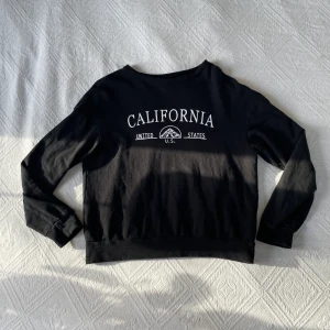 Sweetshirt  - Säljer denna då den inte kom till användning 💗