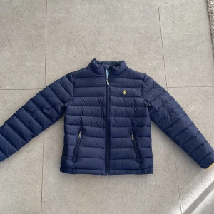 Polo Ralph lauren  - Lättviktigs tunn dunjacka junior i nyskick inga fel . 