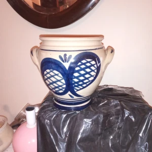 Keramik kruka mönstrad . - Fin gammal keramik kruka mönstrad för köksinredning tex slevar,vispar mm.inget slitage finnes .hämtas i Skene alt skickas o köpare betalar frakten o Swishbetalning tillämpas .frakt inräknat i priset 140 kr.