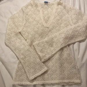 Tröja - Super snygg stickad tröja från Casual som är så himla snygg men andvända inte längre  tröjan har en liten luva och är inte så jupt v ringad långa ärmar med fina ditaljet  Sitter perfekt på mig som är M skulle passa S och så  KÖPRE STÅR FÖR FRAKT 