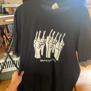 Desire And Her Drunks T-Shirt - Desire And Her Drunks-merch i nyskick