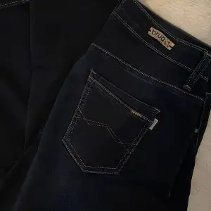 Ett par straight jeans i mörkblåfärg, jeansen är i stretch och är jättebekväma. (Säljer de p.g.a att de inte kommer till användning) 