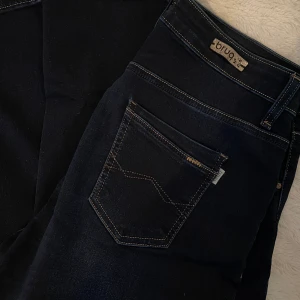 Bruq jeans (nya) - Ett par straight jeans i mörkblåfärg, jeansen är i stretch och är jättebekväma. (Säljer de p.g.a att de inte kommer till användning) 