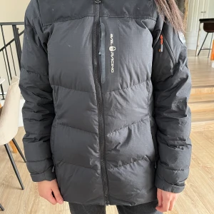 Vinterjacka i märket Sailracing - Varm och mycket skön vinterjacka , använd en vinet och är i bra skick. 