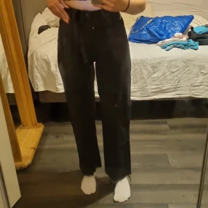 Jeans - Ett par jeans från shein. Ovanligt bra kvalitet och säljer dom pga för korta i benen. Jag är 1,69 lång.
