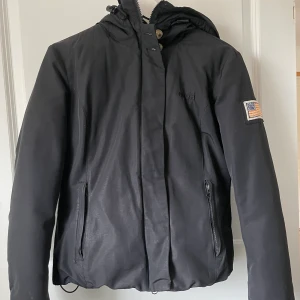 Svea jacka - Äkta Svea jacka Storlek xs/s  Nypris cirka 2 tusen, välskött och nästan aldrig använd då jag trivs i mina andra jackor bättre. 