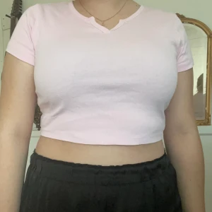 Simpel babyrosa T-shirt  - Kommer tyvärr inte till användning längre. Säljes för 30 kr plus frakt 