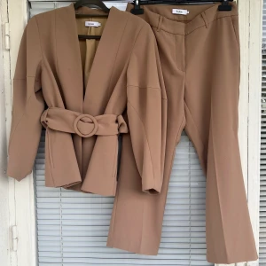 STYLEIN KOSTYMSET  - Stylein kostymset säljes. Superfint skick, inga skavanker eller liknande. Bältet som köps separat medföljer. Kavaj strl: M, Byxor strl: M. Normal i storleken. Fler bilder kan skickas vid förfrågan. Pris för hela setet: 700kr.  