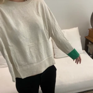 Otherstories tröja - Jättesnygg stickad tröja från &Otherstories i storlek S. Beige med gröna detaljer på ärmarna! 65% bommull, 35% ull!💕