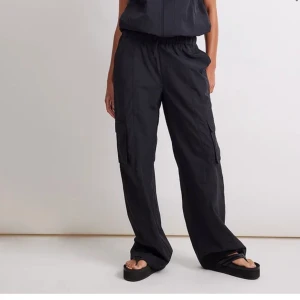 Freja wewer x nakd - Slutsålda byxor från Nakd x Freja Wewer :) Riktigt feta pocket trousers som är lätta att stylea, tvättade och använda en gång!! 