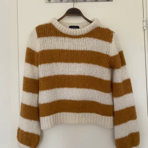 Randig stickad tröja - Jättesöt randig stickad tröja köpt här på plick. Jag har knappt använt den så den är i fint skick. Vet tyvärr inte storlek eller märke mer än ”DilVin”. Men skulle säga att den kanske är S/M.