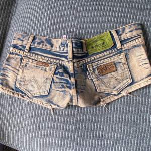 Säljer dessa mini shorts då dem inte kommer till andvändning. Många detaljer.