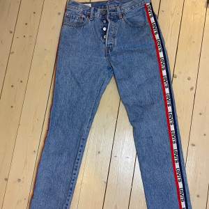 Nya helt oanvända jeans från Levis  Stolek S 