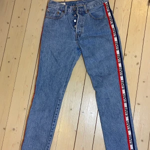 Piss snygga jenas men råka tyvärr köpa fel storlek  - Nya helt oanvända jeans från Levis  Stolek S 