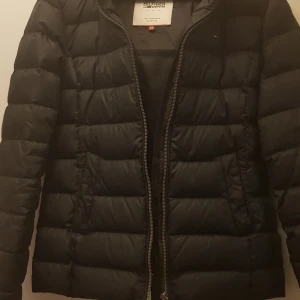 T Hillfiger dunjacka - Sparsamt använd jacka i nyskick!