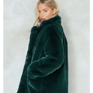 Grön fuskpäls S NastyGal - Superfin mörkgrön fuskpäls från NastyGal Oanvänd och alla lappar kvar. Säljes pga är ej tillräckligt cool för o bära upp😎 Nypris 899 säljes för 400