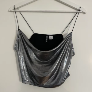 Glittrigt linne - Glittrigt linne från hm i storlek S, använt en gång🌸