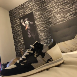 Philippe model - Säljer ett par philipps jag köpte nyligen ihop om att de skulle passa vilket de ej gjorde.   Kvitto saknas men box finns kvar. Storlek 41. Nypris cirka 2800. Skick 9/10. Inte trasiga nånstans. Säljer för 1000. Extra snören skickas med! Köp nu!!