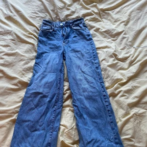 Jeans GinaTricot - Raka jeans med hög midja från GinaTricot. Storlek 34. 