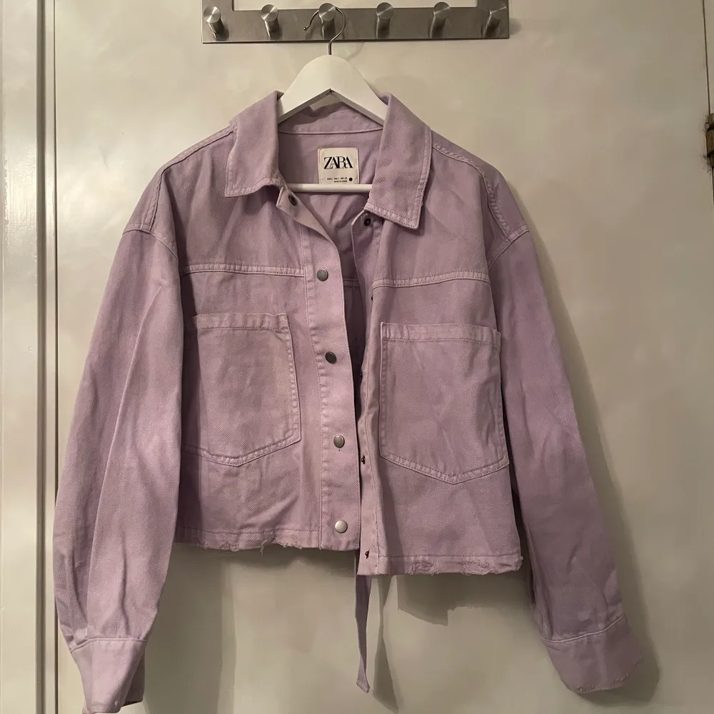 En fin jeans jacka i lila färg, köpt på Zara. Aldrig använt. Nypris 400kr. Jackor.
