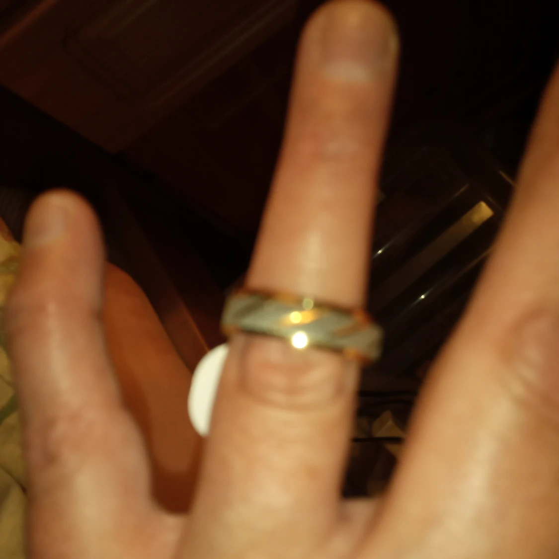 Guldfärgad ring med Titan stål stl 7 . - 91