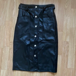 Skinnkjol strl 38 - Säljer min skinnkjol då den har aldrig kommit till användning. Storlek 38 