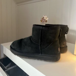 UGGS - Säljer mina svart Uggs mini då jag köpt nya i annan färg. Använda men fint skick! Köpta på Uggs hemsida, buda 🥰🙏🏼